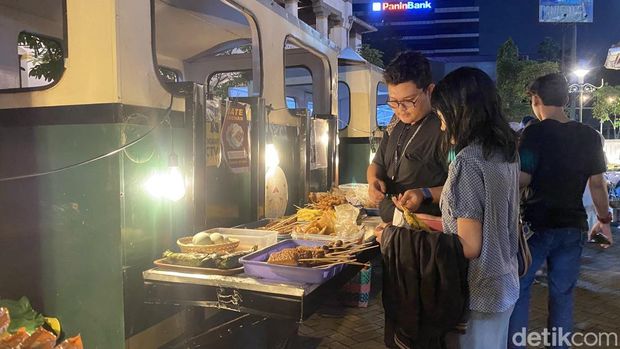 Suasana angkringan di Lawang Sewu, Kecamatan Semarang Tengah, Kota Semarang, Jumat (25/4/2025).