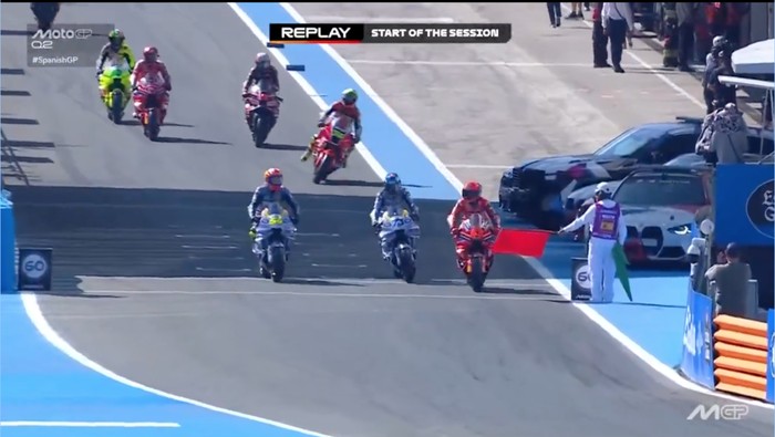 Marc Marquez dan Alex Marquez keluar dari pit lane saat bendera merah masih berkibar di sesi kualifikasi MotoGP Spanyol 2025