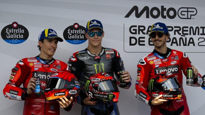 (From L to R) Team Ducati Lenovo Teams Marc Marquez, Team Monster Energy Yamaha MotoGPs Fabio Quartararo and Team Ducati Lenovo Teams Francesco Bagnaia pose for pictures after the qualifying session of the MotoGP Spanish Grand Prix at the Jerez racetrack in Jerez de la Frontera, on April 26, 2025. (Photo by JORGE GUERRERO / AFP)