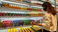 Yang ini merupakan momennya saat berbelanja di sebuah minimarket. Ia tampak sibuk memilih minuman yang akan dibeli. Foto: Instagram @mayaang.lucyaana
