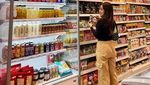Pose Keren Mayang Lucyana saat Kulineran di Minimarket