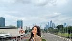 Pose Keren Mayang Lucyana saat Kulineran di Minimarket