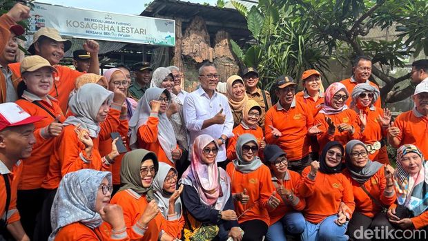 Menko Bidang Pangan Zulkifli Hasan bersama petani urban farming Kosagrha Lestari di Medokan Ayu, Rungkut Surabaya