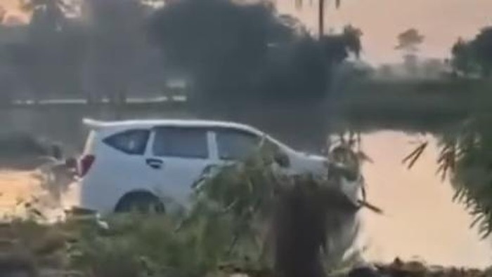 Mobil terjebak di tengah sawah