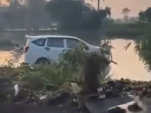 Mobil Hanyut hingga Terjebak di Tengah Sawah Cianjur