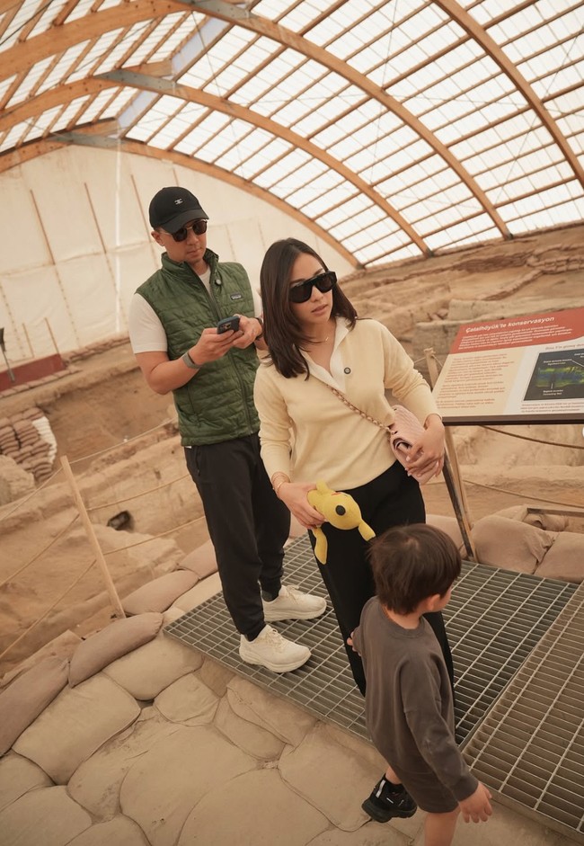 Di salah satu momen Nikita terlihat memilih tampil simpel dengan mengenakan kaos lengan panjang berwarna krem dipadukan dengan celana panjang hitam. Penampilannya kian stylish dengan kaca mata hitam. Foto: Instagram/@nikitawillyofficial94