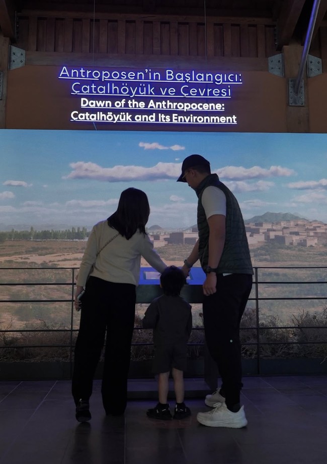 “Kami menemukan taman bermain luar ruangan di mana-mana, cocok untuk istirahat sejenak di sela-sela jalan-jalan. Konya Science Center sangat keren! Sangat interaktif, modern, dan menyenangkan untuk semua usia (ya, bahkan untuk Indra dan saya). Bahkan Museum Mevlana dan tempat bersejarah lainnya berupaya untuk membuat hal-hal menarik bagi anak-anak, dengan pajangan yang menarik dan elemen yang dapat dipraktikkan secara langsung,” tulis keterangan dalam unggahannya. Foto: Instagram/@nikitawillyofficial94