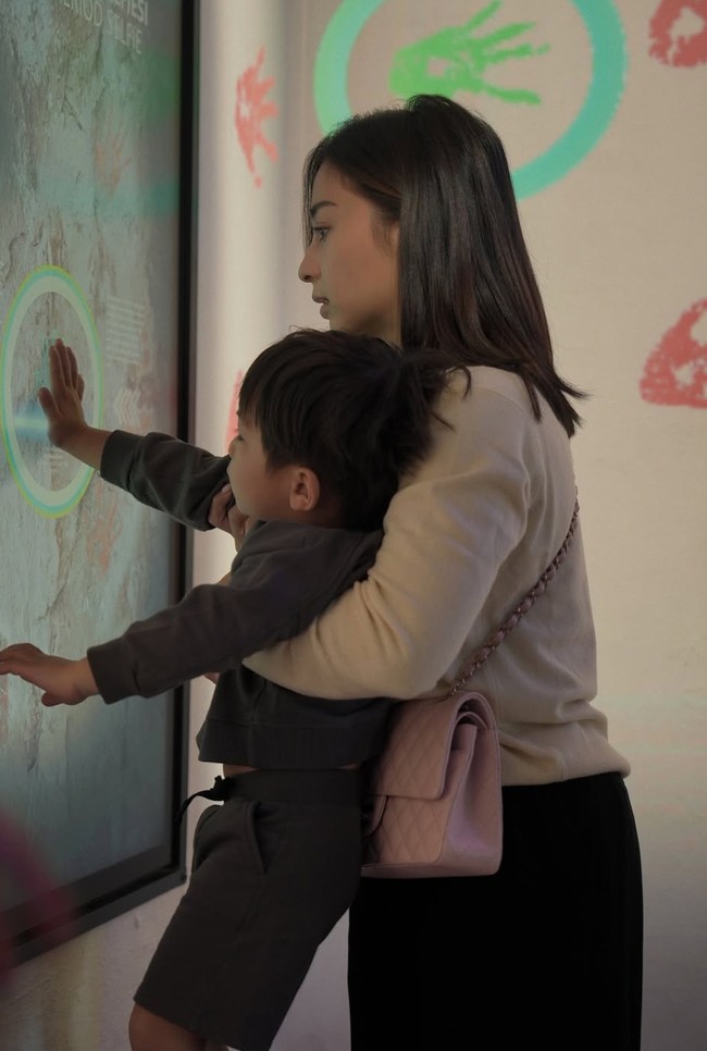 Pancarkan aura strong mom, Nikita tampak ganti-gantian momong baby Nael dan Issa tanpa menggunakan stroller. Foto: Instagram/@nikitawillyofficial94