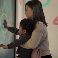 Pancarkan aura strong mom, Nikita tampak ganti-gantian momong baby Nael dan Issa tanpa menggunakan stroller. Foto: Instagram/@nikitawillyofficial94