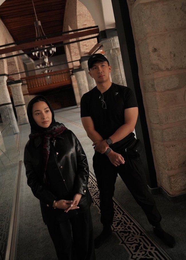 Di momen lain terlihat Nikita dan suaminya, Indra Priawan yang tampil kompak kenakan busana serba hitam. Nikita tampil dengan jaket kulit hitam dipadukan dengan celana panjang. Penampilannya juga dilengkapi dengan kerudung senada. Foto: Instagram/@nikitawillyofficial94