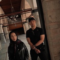 Di momen lain terlihat Nikita dan suaminya, Indra Priawan yang tampil kompak kenakan busana serba hitam. Nikita tampil dengan jaket kulit hitam dipadukan dengan celana panjang. Penampilannya juga dilengkapi dengan kerudung senada. Foto: Instagram/@nikitawillyofficial94