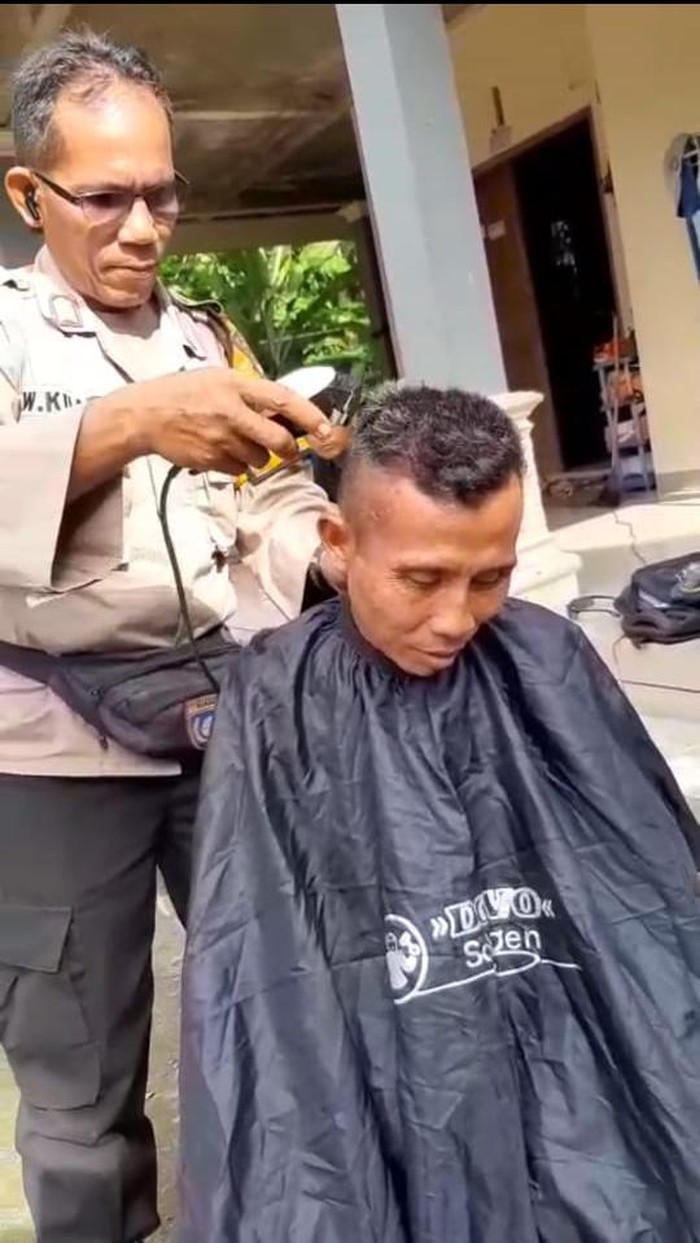 Bhabinkamtibmas Polsek Kebumen, Bripka Warokhmat Kuwat, saat memangkas rambut warga  Foto diunggah Minggu (27/4/2025).
