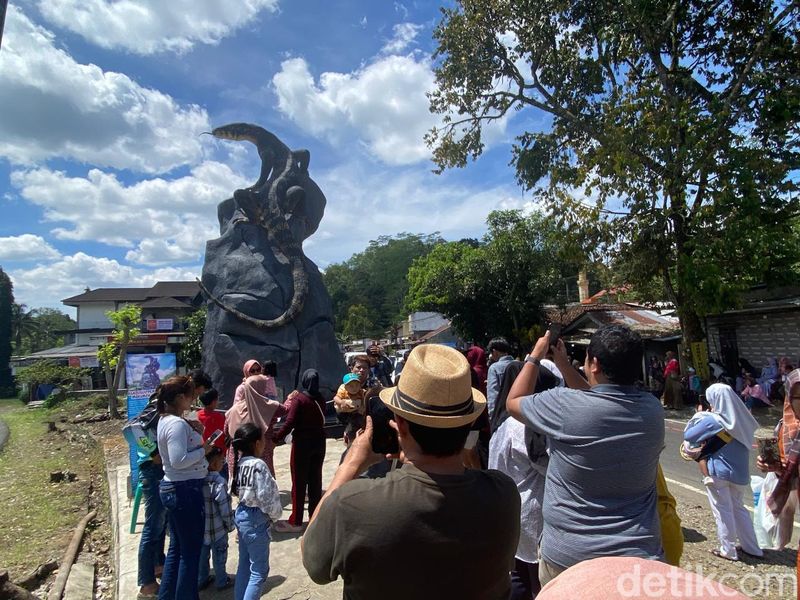 Patung biawak di Wonosobo makin ramai dikunjungi wisatawan saat liburan, Minggu (27/4/2025).