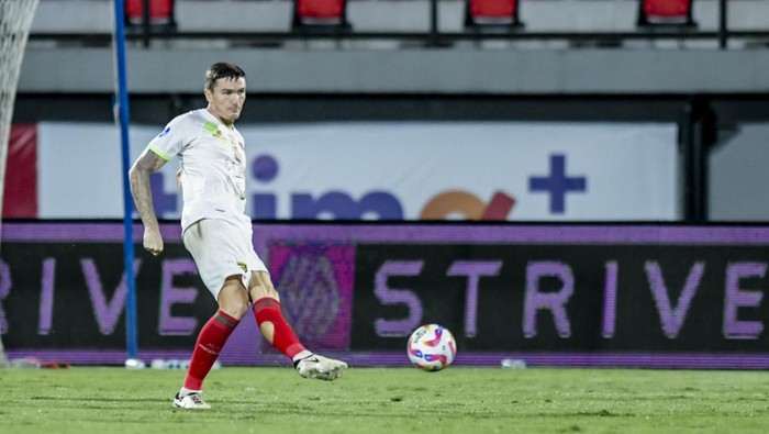 Pemain Persebaya Surabaya Slavko Damjanovic.