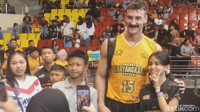 Pemain Proliga 2025 menjadi sasaran foto dan tanda tangan para penggemar cilik. Foto diungggah Minggu (27/5/2025).