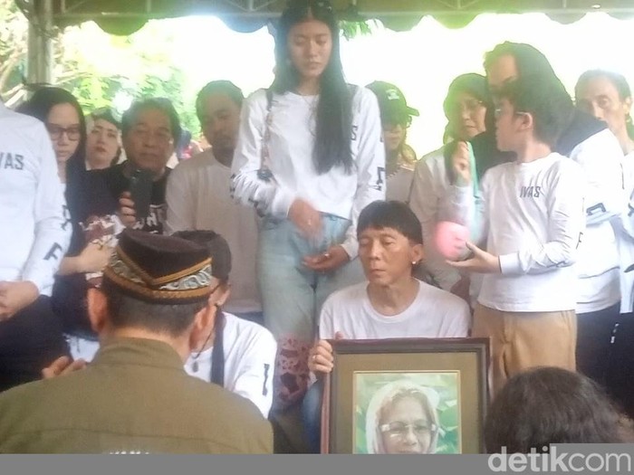 Pemakaman Bunda Iffet di TPU Karet Bivak, Minggu (27/5/2025).