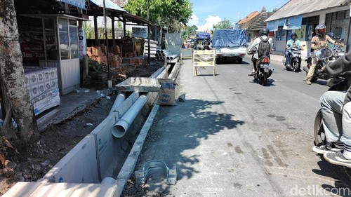 Pembongkaran drainase dengan box culvert dan pemasangan pipa jaringan utilitas di ruas Jalan Lukluk-Sading, Kecamatan Mengwi, Badung.
