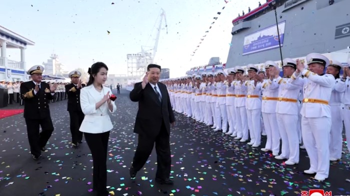 Pemimpin Korea Utara (Korut) Kim Jong Un Pemimpin Korea Utara (Korut) Kim Jong Un menghadiri upacara peluncuran kapal perusak multi fungsi gres di galangan kapal militer Nampho. Kapal seberat 5.000 ton tersebut dilengkapi dengan