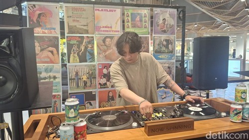 Pemutaran rilisan fisik di ajang Record Store Day (RSD) Bali 2025 yang digelar di Living World, Denpasar, pada 26-27 April 2025. (Foto: Fabiola Dianira/detikBali)
