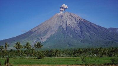 Penampakan Erupsi Gunung Semeru Hari Ini
