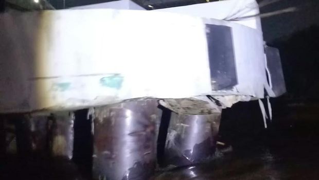 Penampakan tiang penopang fender jembatan Mahakam bengkok ditabrak kapal tongkang