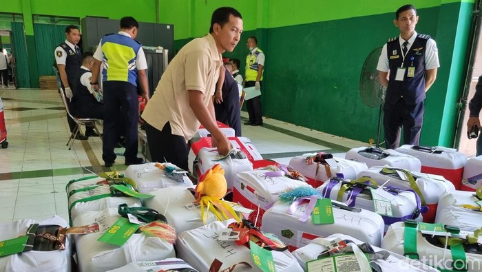 Pengecekan barang bawaan calon jemaah haji Jatim 2024.