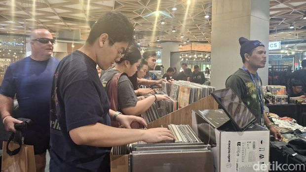 Pengunjung memilih sejumlah koleksi rilisan fisik di ajang Record Store Day Bali di Living World, Denpasar, Minggu (27/4/ 2025). (Foto: Fabiola Dianira/detikBali)
