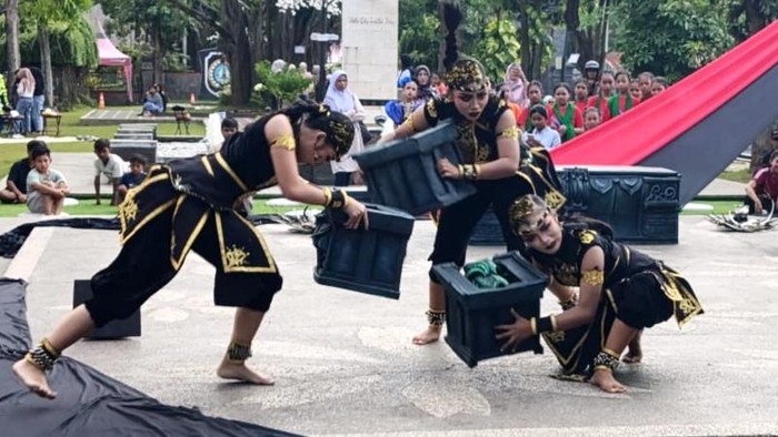 Pentas tari di Tugu Kartini Tulungagung dalam rangka menyambut World Dance Day.