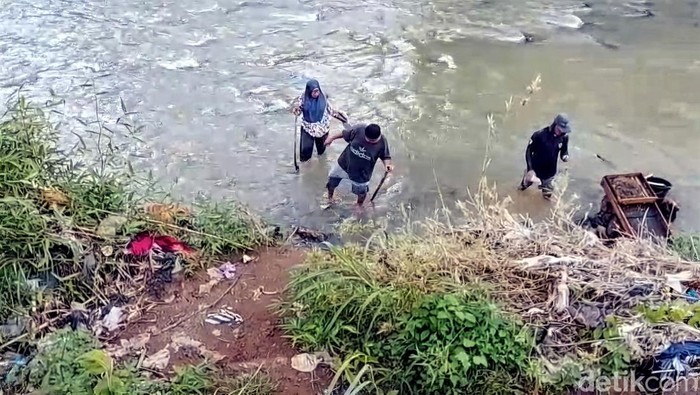 Perjuangan Guru dan Siswa Menyebrangi Sungai Cikaso