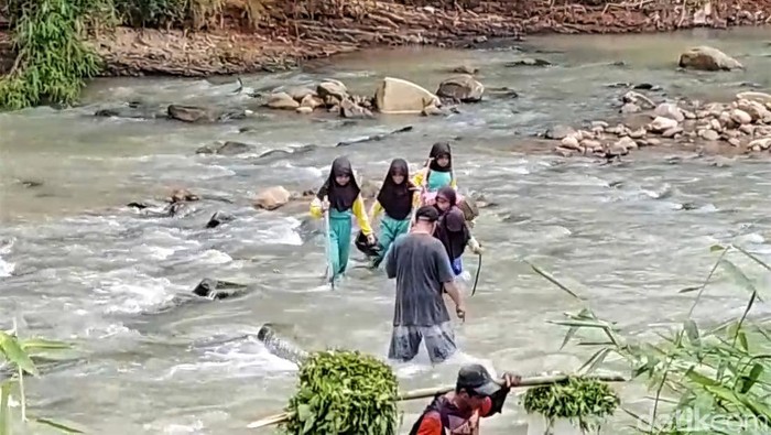 Perjuangan Guru dan Siswa Menyebrangi Sungai Cikaso