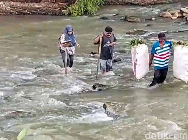 Melawan Arus, Perjuangan Guru dan Siswa Menyebrangi Sungai Cikaso