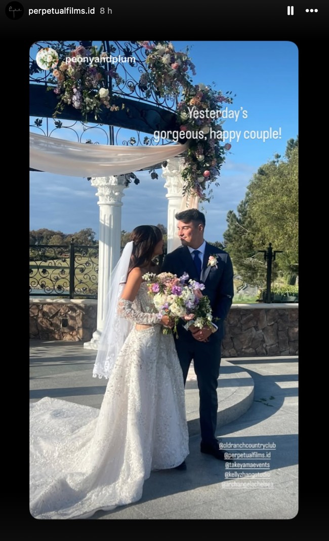 Aurelie tampil cantik dengan gaun pengantin panjang menyapu lantai berwarna putih. Sementara Tyler terlihat gagah dengan setelan jas hitam dipadukan dengan dasi berwarna biru. Foto: Instagram