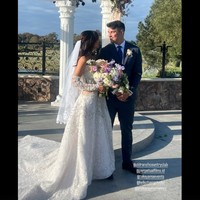 Aurelie tampil cantik dengan gaun pengantin panjang menyapu lantai berwarna putih. Sementara Tyler terlihat gagah dengan setelan jas hitam dipadukan dengan dasi berwarna biru. Foto: Instagram