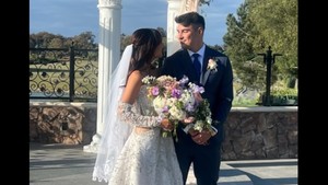 Untuk melengkapi penampilannya, Aurelie Moeremans memegang sebuah hand bouquet yang berisi bunga warna-warni yang cantik, menambah kesan ceria dan fresh. Foto: Instagram