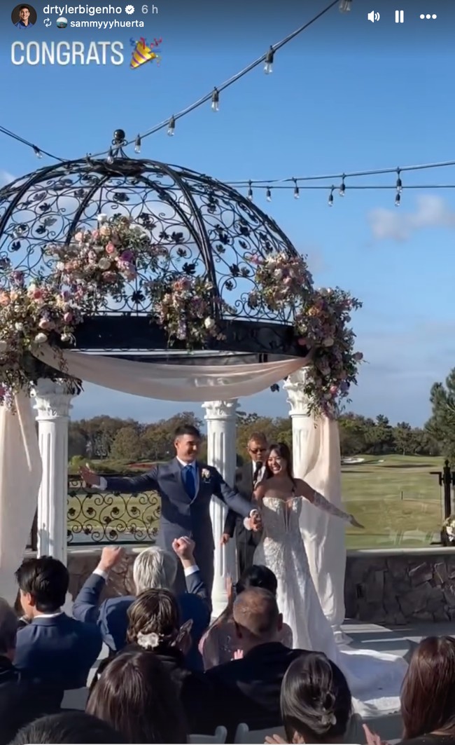 Digelar outdoor, pesta pernikahan ramai dihadiri para anggota keluarga dan kerabat. Terlihat Tyler dan Aurelie yang begitu bahagia akhirnya bisa mewujudkan pernikahan impian mereka. Foto: Instagram