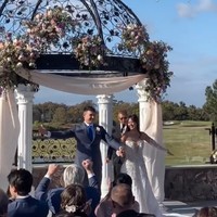 Digelar outdoor, pesta pernikahan ramai dihadiri para anggota keluarga dan kerabat. Terlihat Tyler dan Aurelie yang begitu bahagia akhirnya bisa mewujudkan pernikahan impian mereka. Foto: Instagram