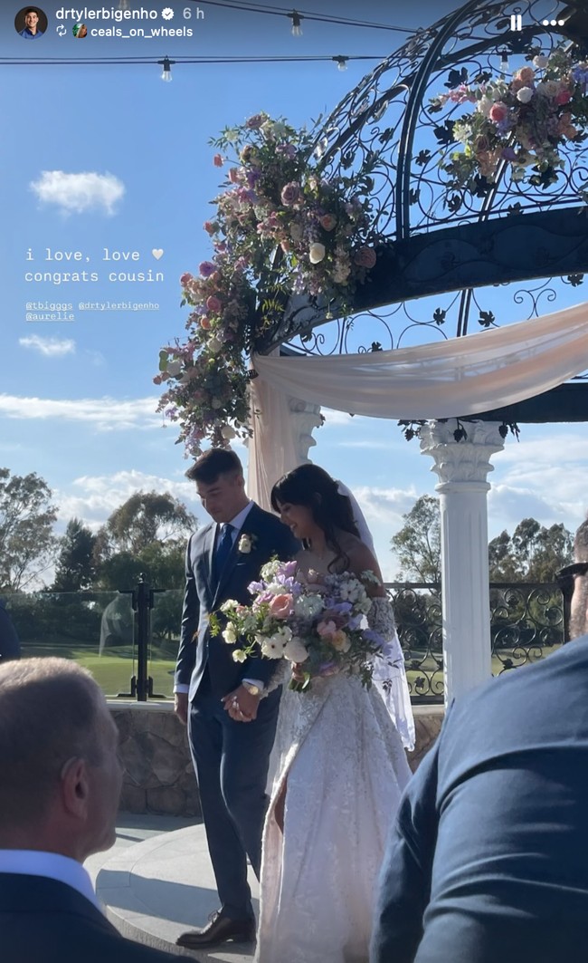Tampil cantik mempesona, Aurelie terlihat bak princess dengan gaun pengantin putihnya yang memiliki belahan samping itu. Melengkapi penampilannya, ia juga menenteng sebuah hand bouquet yang berisi bunga warna-warni. Foto: Instagram