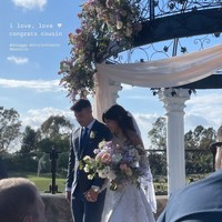 Tampil cantik mempesona, Aurelie terlihat bak princess dengan gaun pengantin putihnya yang memiliki belahan samping itu. Melengkapi penampilannya, ia juga menenteng sebuah hand bouquet yang berisi bunga warna-warni. Foto: Instagram