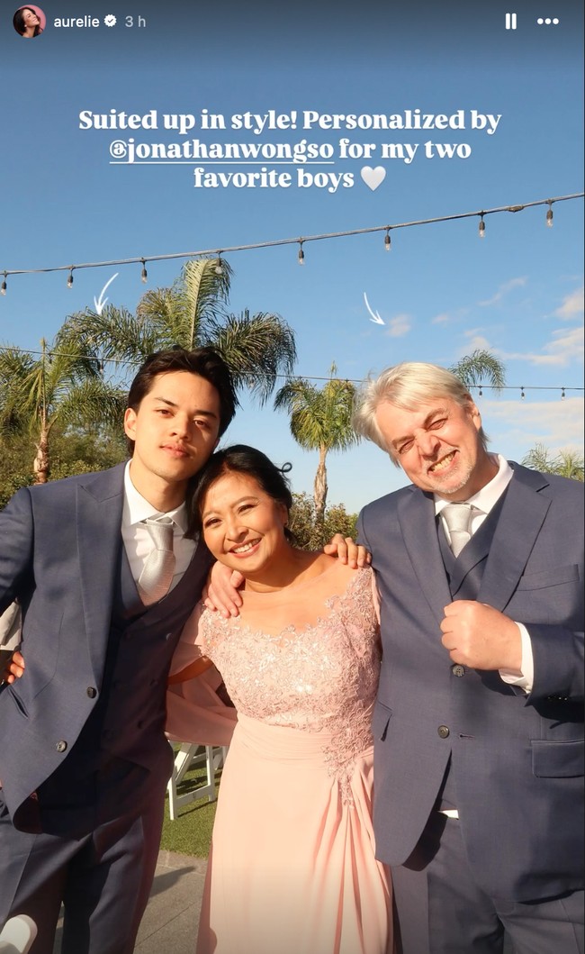 Ayah dan adik Aurelie juga turut hadir mengenakan setelan jas tuksedo. Diketahui setelan tersebut merupakan rancangan desainer Jonathan Wongso. Foto: Instagram