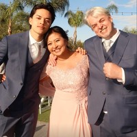 Ayah dan adik Aurelie juga turut hadir mengenakan setelan jas tuksedo. Diketahui setelan tersebut merupakan rancangan desainer Jonathan Wongso. Foto: Instagram