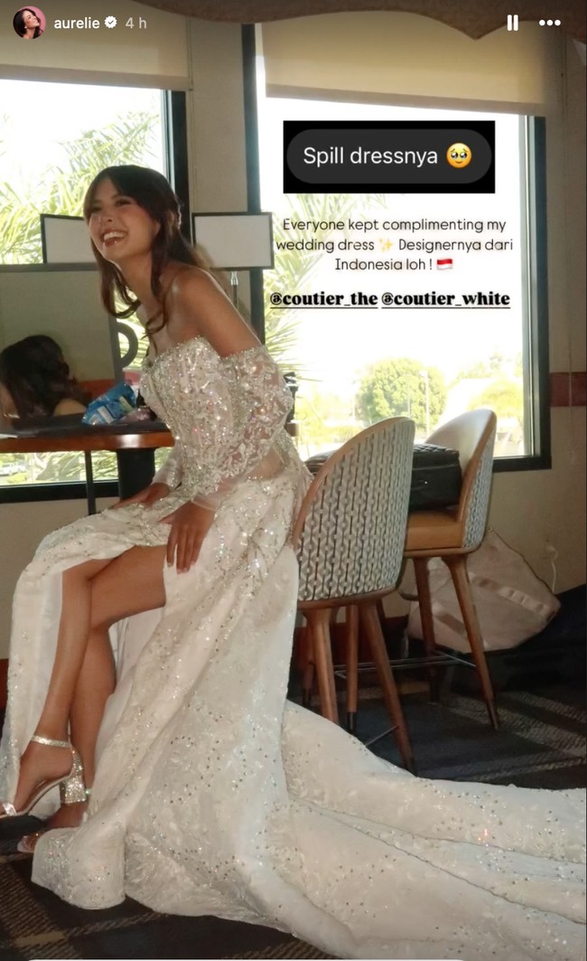 Sementara gaun pengantin Aurelie sendiri berasal dari Coutier by Wendy Wibawa. Gaun model sabrina tube dress berbelahan tinggi itu dipenuhi dengan payet dan bordir yang membuat penampilannya makin elegan. Aurelie kemudian memadukannya dengan heels pendek berwarna senada. Foto: Instagram