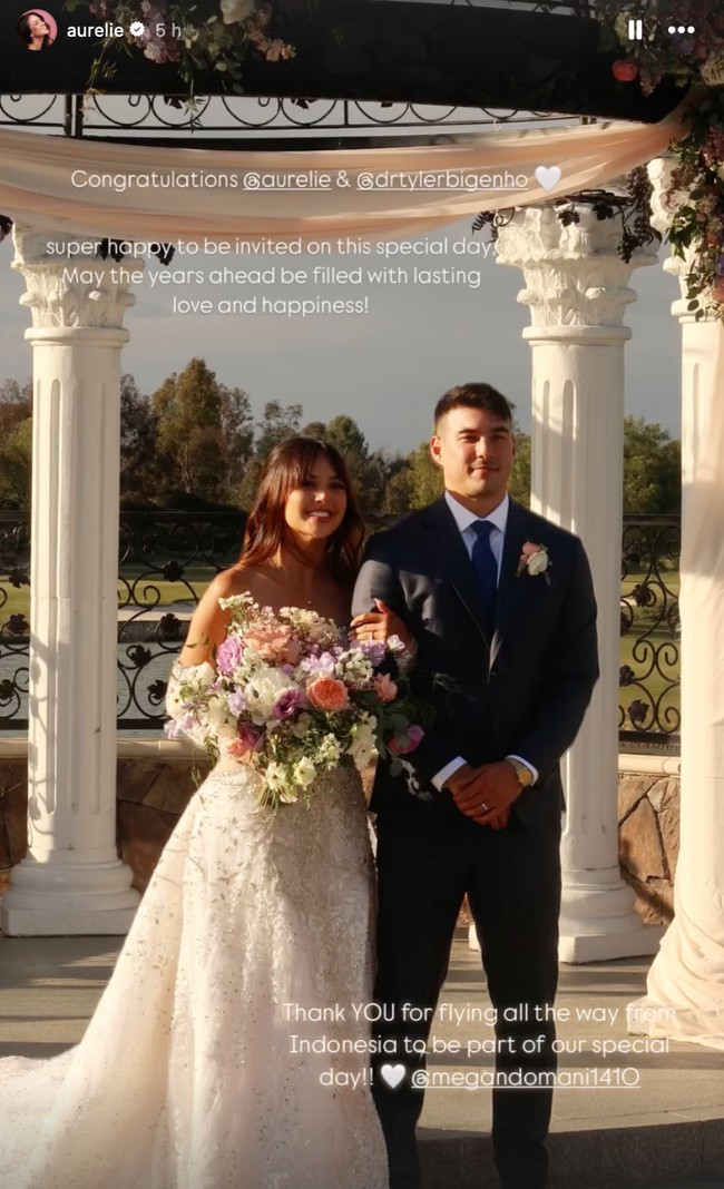 Pernikahan Aurelie dan Tyler itu pun banjir doa dan ucapan selamat. Aurelie sendiri tampak tak henti memamerkan senyum manisnya selama pesta pernikahan. Foto: Instagram