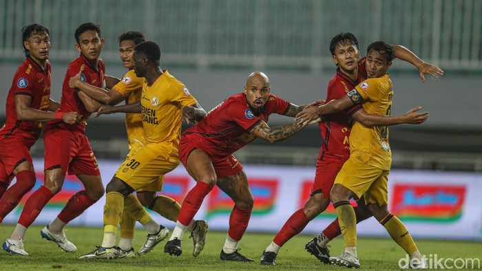 Persija Jakarta harus menelan kekalahan 0-2 dari Semen Padang dalam lanjutan pekan ke-30 BRI Liga 1 2024/2025 yang berlangsung di Stadion Pakansari, Bogor, Minggu (27/4/2025) malam WIB. Kekalahan ini membuat Persija tetap berada di peringkat kelima klasemen sementara dengan 47 poin, sementara Semen Padang naik ke posisi 16 dengan 28 poin.