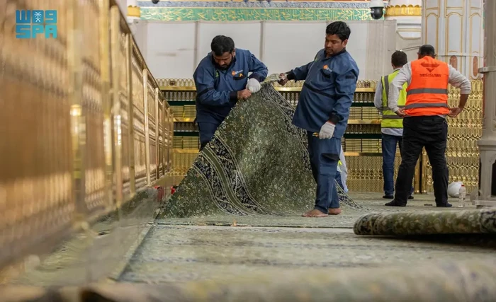 Petugas membersihkan karpet Raudhah Petugas membersihkan karpet di Raudhah, Masjid Nabawi