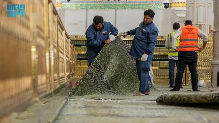 Petugas membersihkan karpet di Raudhah, Masjid Nabawi