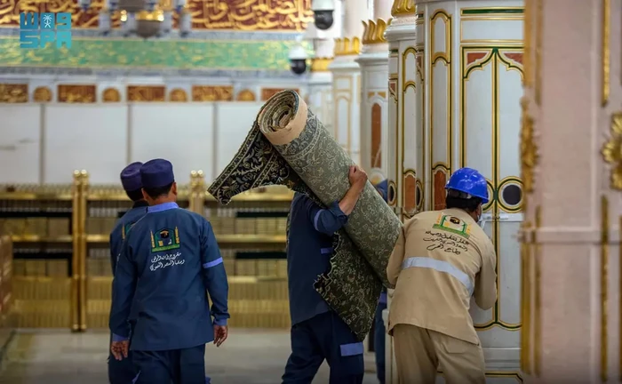 Petugas membersihkan karpet Raudhah Petugas membersihkan karpet di Raudhah, Masjid Nabawi