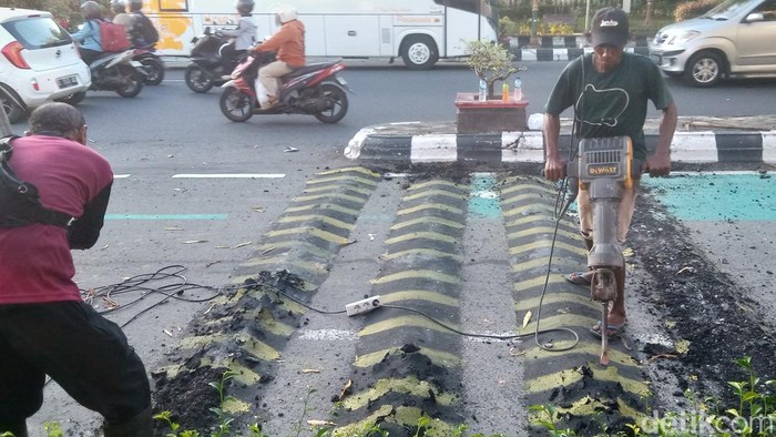 Petugas membongkar polisi tidur di Jalan Pemuda Klaten yang tuai sorotan, Minggu (27/4/2025).