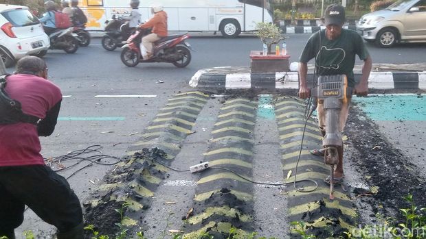 Petugas membongkar polisi tidur di Jalan Pemuda Klaten yang tuai sorotan, Minggu (27/4/2025).