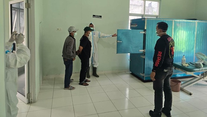 Pihak keluarga korban mengecek jenazah Syahwan yang ditemukan mengambang di Sungai Musi Rawas