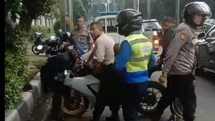 Polisi saat melakukan evakuasi di lokasi kecelakaan menewaskan dua orang di Pondok Indah, Jakarta Selatan (dok. TMC Polda Metro)